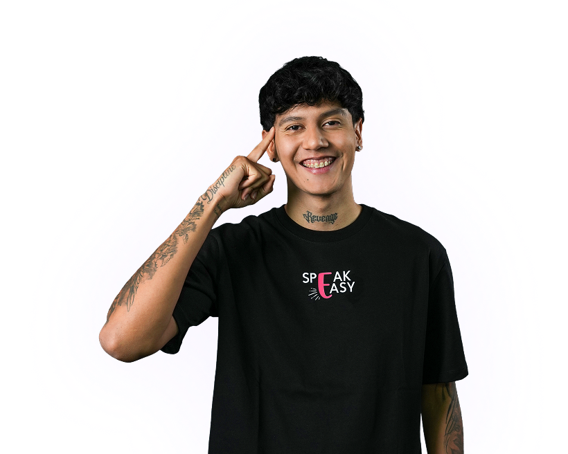 Felipe, profesor de Speak Easy, señalando su cabeza